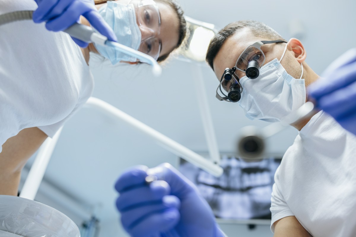 Co warto wiedzieć o implantacji zębów?